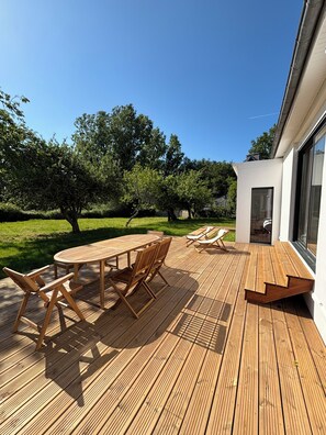 Outdoor dining - Bright house, quiet and well located (10min from beaches, Carnac, Quiberon..) (Ploemel)