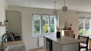 Coffee/tea maker, fridge, microwave, oven - Bright house, quiet and well located (10min from beaches, Carnac, Quiberon..) (Ploemel)