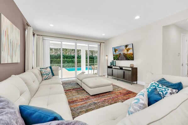 TV, table football - 10 Mins Disney/Sleeps 17/Private Pool/Spa/Movie Room/Free WIFIOnsite Restaurant (Kissimmee)