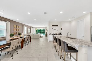 Dining - 10 Mins Disney/Sleeps 17/Private Pool/Spa/Movie Room/Free WIFIOnsite Restaurant (Kissimmee)