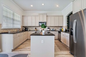 Dishwasher - Luxury Villa 4 Bed Villa/ Private Pool/spa/ Golf Views/ Near Disney / Sleeps 10 (Kissimmee)