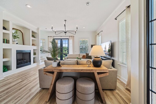 TV - Luxury Villa 4 Bed Villa/ Private Pool/spa/ Golf Views/ Near Disney / Sleeps 10 (Kissimmee)