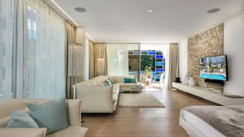Prestige Suite | Caja de seguridad en la habitación y decoración personalizada