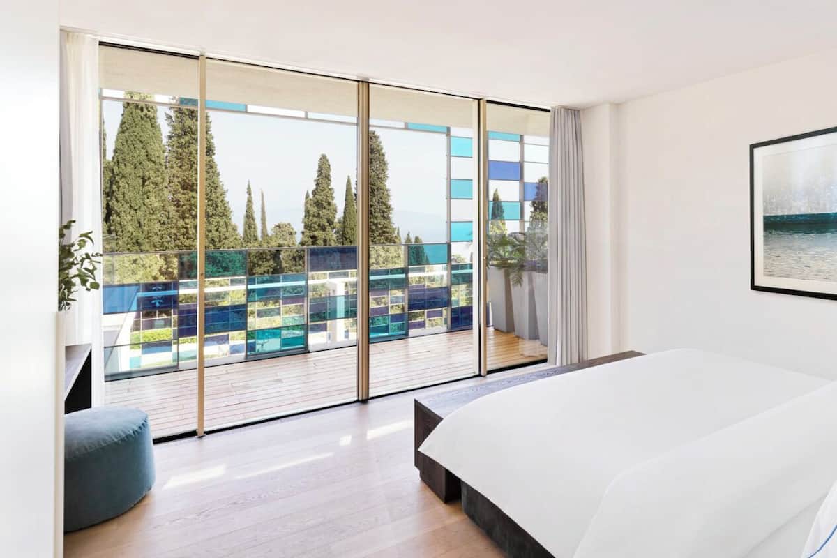 Penthouse Suite 200