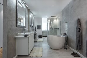 Badewanne und Dusche (separat), Komfortbadewanne, Haartrockner