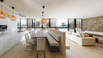 Landmark IV | Área de sala de estar | Smart TV y piso con calefacción