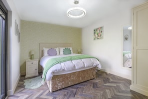 Cabin | 1 bedroom, iron/ironing board, free WiFi, bed sheets - Secret Waterside Lodges in Worcestershire (Worcester)