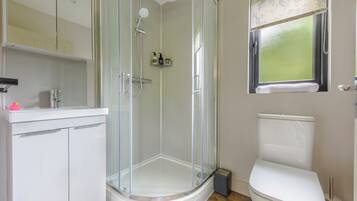 Cabin | Bathroom | Shower, free toiletries, hair dryer, towels
