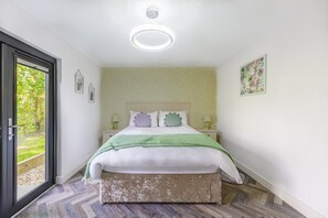 Cabin | 1 bedroom, iron/ironing board, free WiFi, bed sheets - Secret Waterside Lodges in Worcestershire (Worcester)