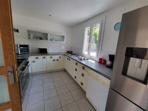 Mikrovågsugn, ugn, spishäll och diskmaskin