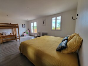 4 sovrum, skrivbord, strykjärn/strykbräda och wi-fi