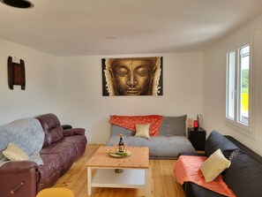 Tv, tv-spel, ett bordtennisbord och böcker