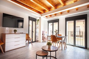 Leilighet – premium | Oppholdsområde | TV