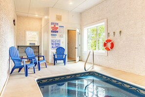 Een binnenzwembad, een verwarmd zwembad