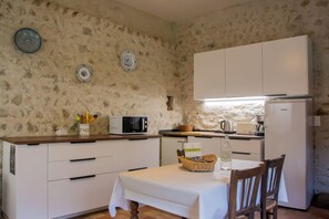Frigorifero, microonde, forno, piano cottura