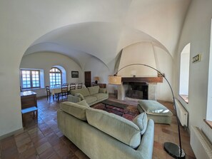 Fernseher, Kamin, DVD-Player, Tischtennisplatte