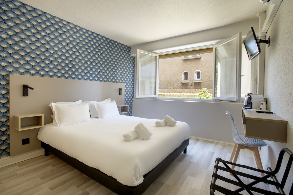 Dobbeltrom – standard, eget bad, hageutsikt | Skrivebord, skrivebord for bærbar PC og wi-fi (inkludert)