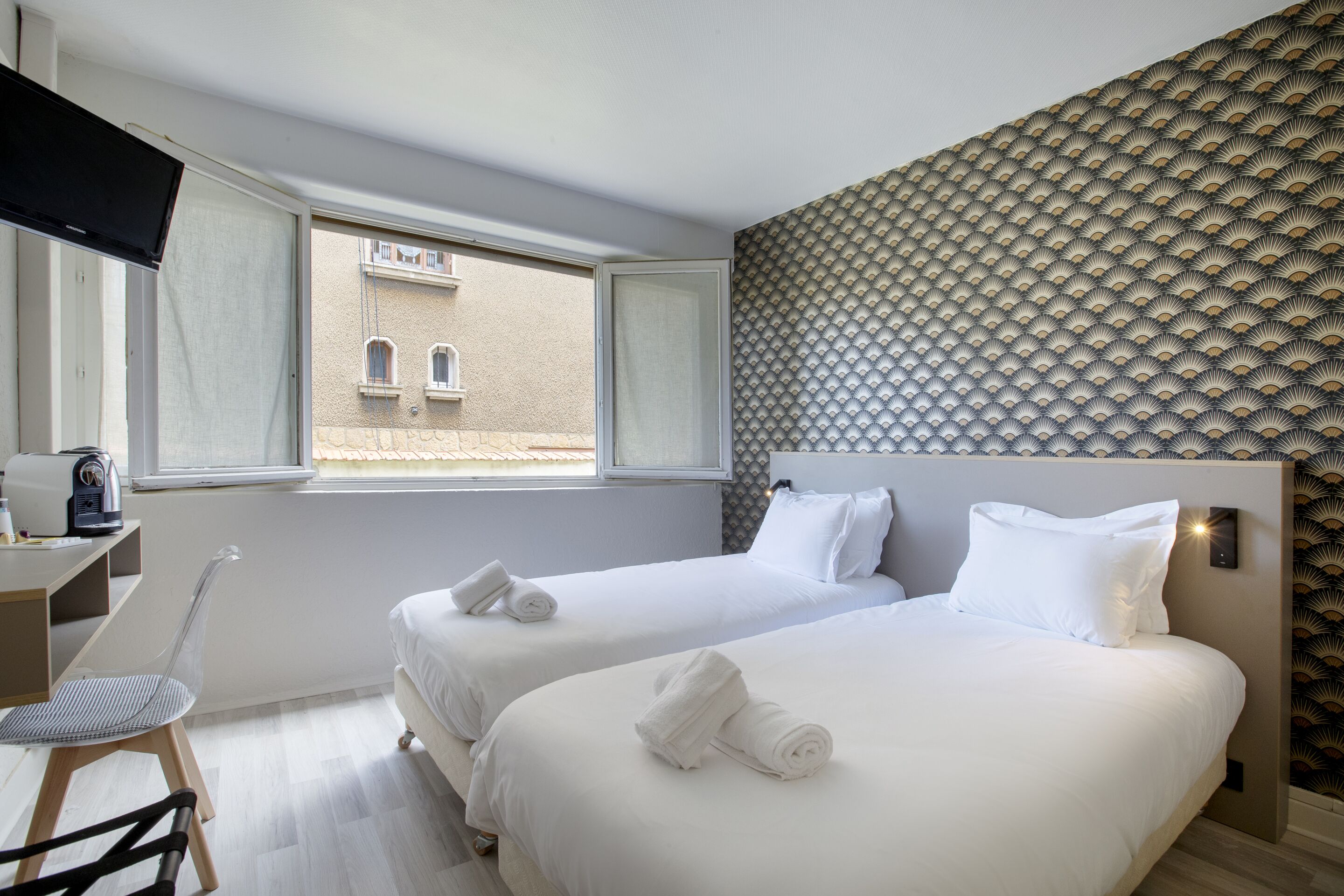 ツインルーム エンスイート ガーデンビュー | デスク、ノートパソコン用作業スペース、WiFi (無料)