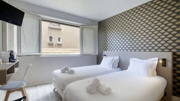 Habitación con 2 camas individuales, baño en la habitación, vista al jardín | 1 habitación, escritorio y espacio para trabajar con laptop