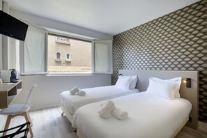 Chambre avec lits jumeaux, salle de bains attenante, vue jardin