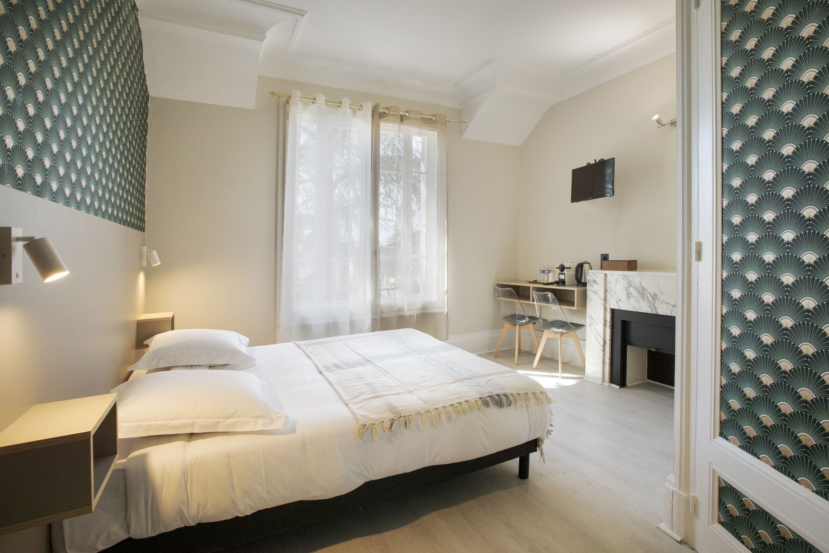 Desk, laptop workspace, free WiFi