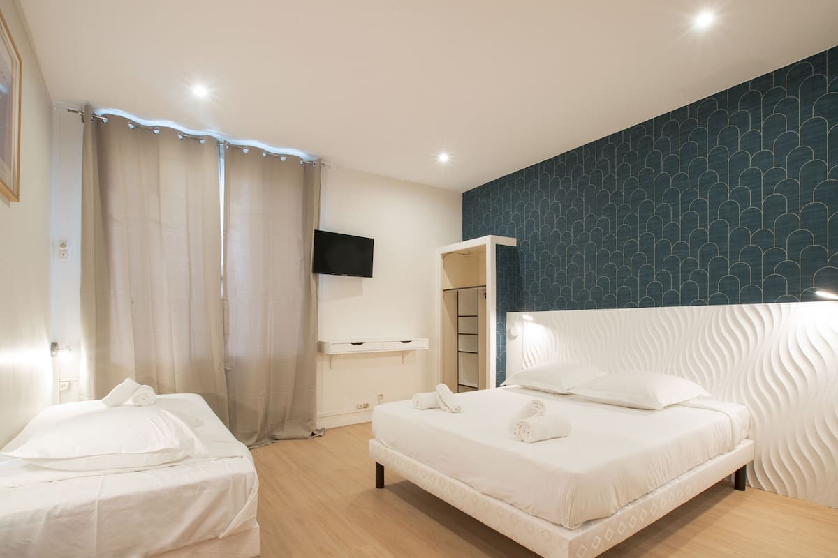 Skrivebord, skrivebord for bærbar PC og wi-fi (inkludert)