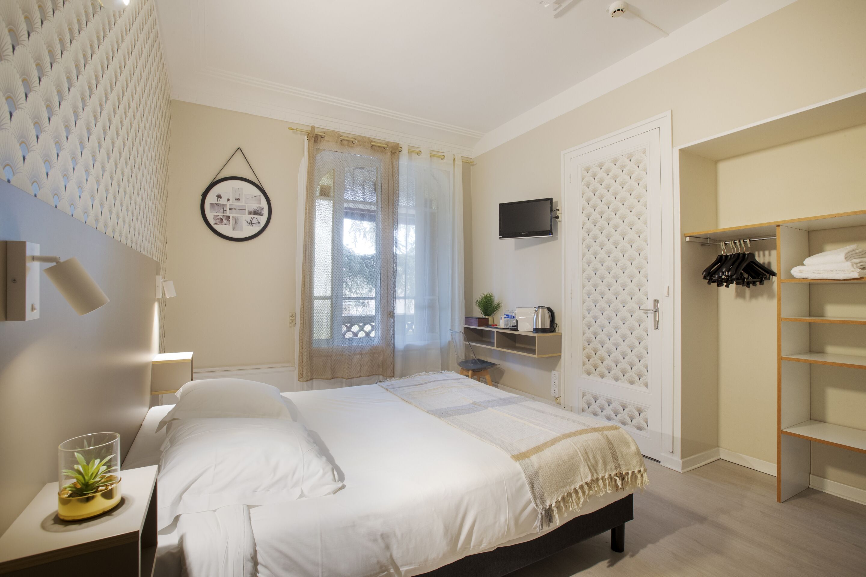 Desk, laptop workspace, free WiFi