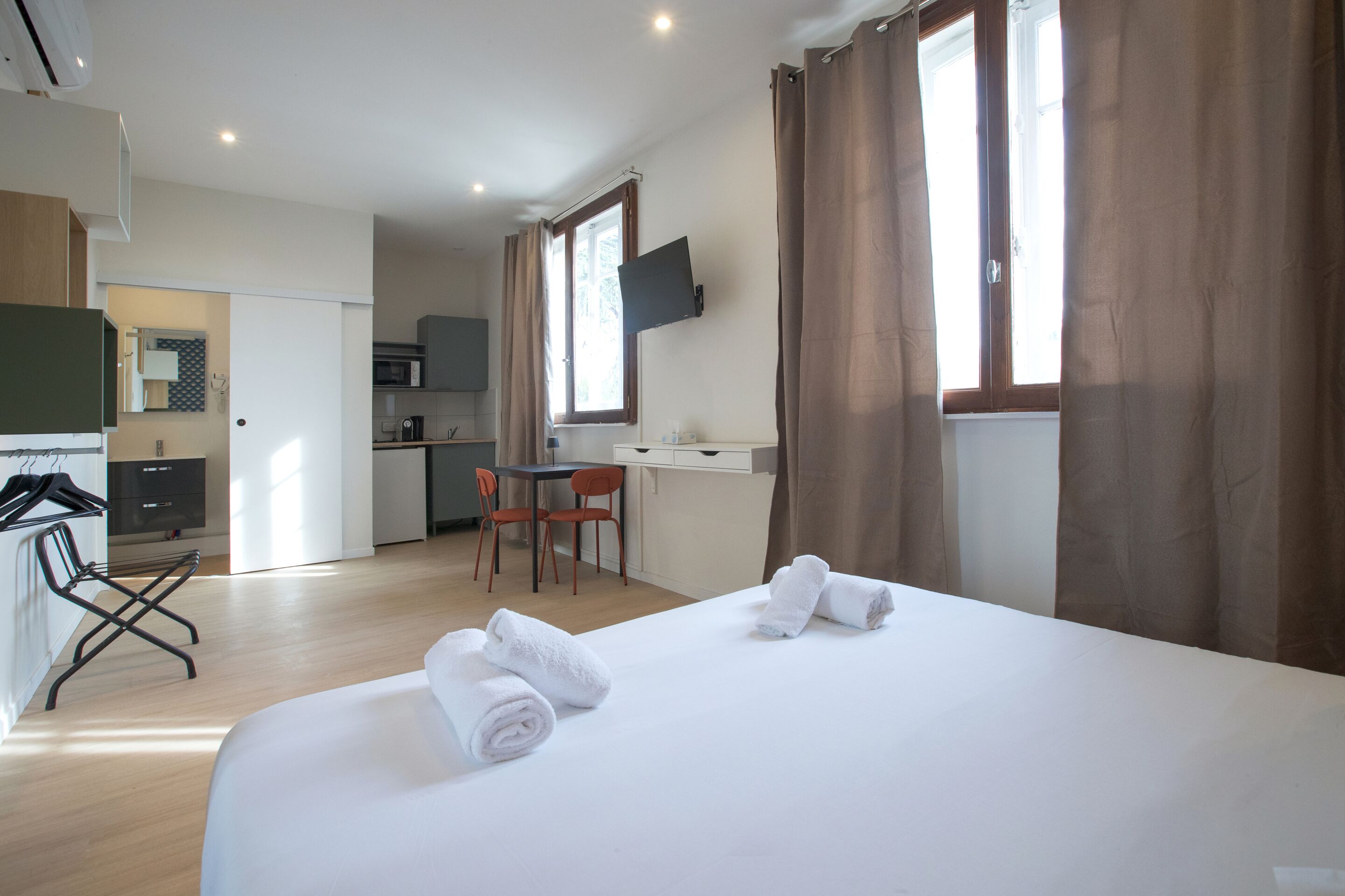 Suite Premium, ensuite | Meja kerja, ruang kerja ramah laptop, dan Wi-Fi gratis