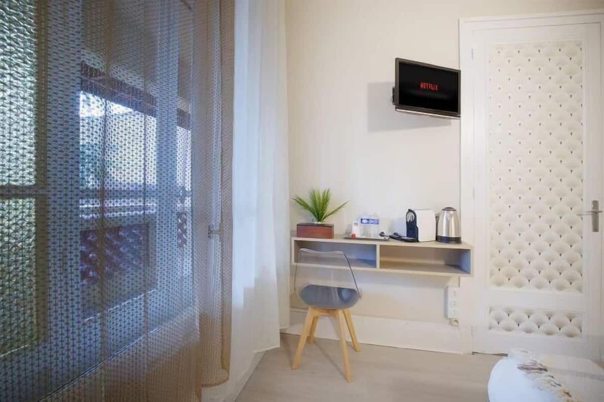 Chambre Double Standard, salle de bains attenante, vue jardin | Équipements de la chambre
