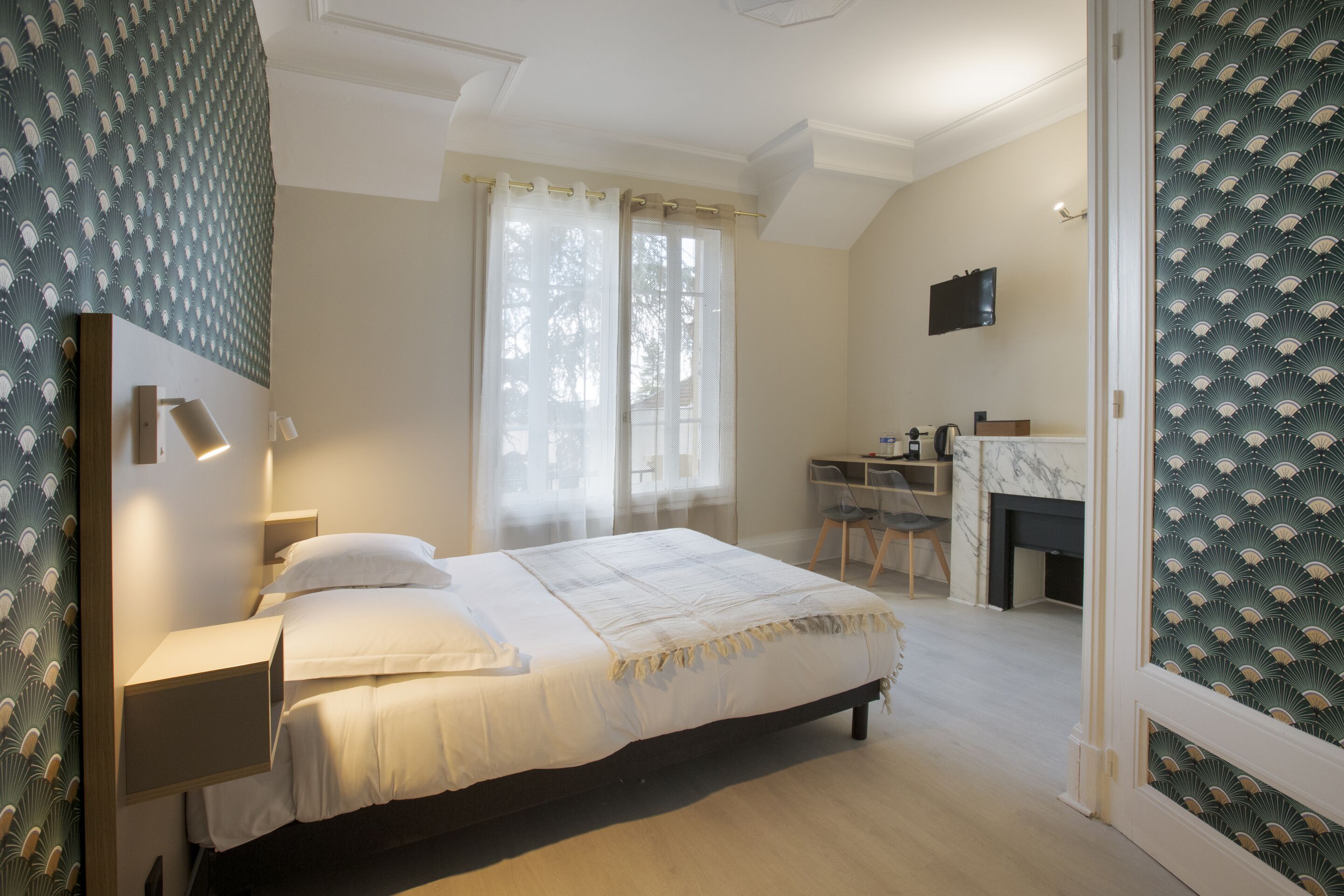 Desk, laptop workspace, free WiFi