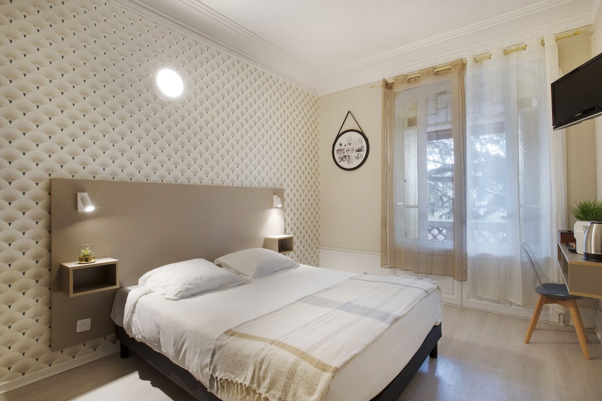 Premium Double Room, Ensuite, Garden View | 1 bedroom, desk, laptop workspace, free WiFi