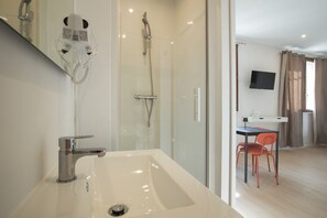 Premium suite, en-suite badkamer | 1 slaapkamer, een bureau, een laptopwerkplek, gratis wifi