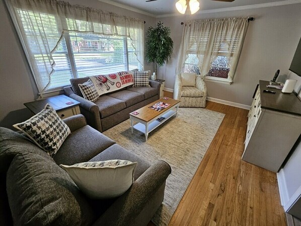 Smart TV, computer monitors - Rolling with the Tide? Stay in newly renovated 3/2 home, just 3mi from Stadium! (Northport)