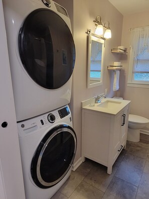 Dusche, Haartrockner, Handtücher, Seife