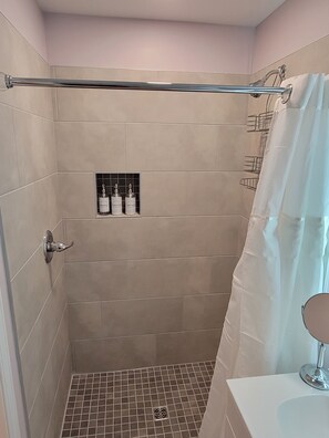 Dusche, Haartrockner, Handtücher, Seife