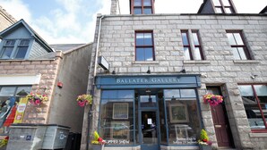 A building with a stone facade and a sign reading "Ballater Gallery". - A charming cottage in the heart of Ballater, with a beautiful & modern interior (Ballater)