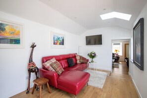 Smart TV - A charming cottage in the heart of Ballater, with a beautiful & modern interior (Ballater)