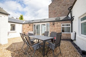 Outdoor dining - A charming cottage in the heart of Ballater, with a beautiful & modern interior (Ballater)