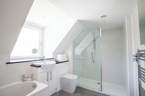 Shower, hair dryer, towels, soap - A charming cottage in the heart of Ballater, with a beautiful & modern interior (Ballater)