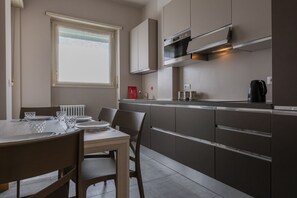 Een koelkast, een microgolfoven, een oven, een vaatwasser