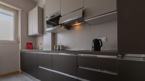 Kaffetrakter/tekoker, kjøleskap, mikrobølgeovn og ovn