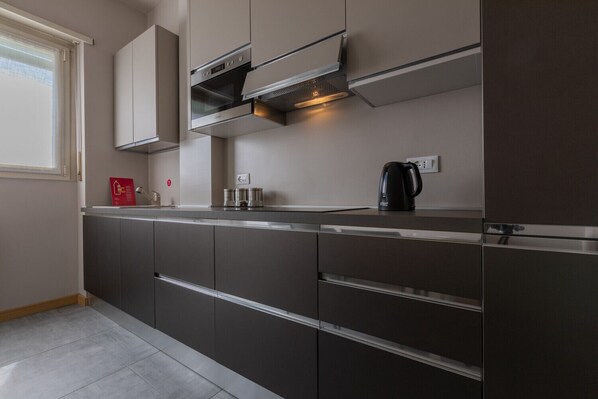 Kühlschrank, Mikrowelle, Ofen, Geschirrspüler