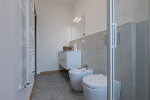 Chuveiro, secador de cabelo, toalhas de banho