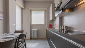Kaffetrakter/tekoker, kjøleskap, mikrobølgeovn og ovn