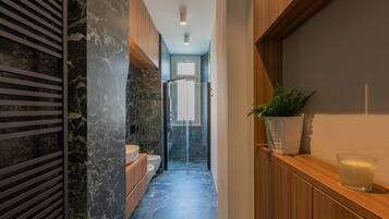 Dusche, Haartrockner, Bidet, Handtücher