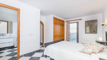 4 chambres, fer et planche Ă repasser, accĂšs Internet, draps fournis