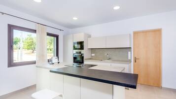 Micro-ondes, lave-vaisselle, cafetiĂšre/bouilloire, grille-pain