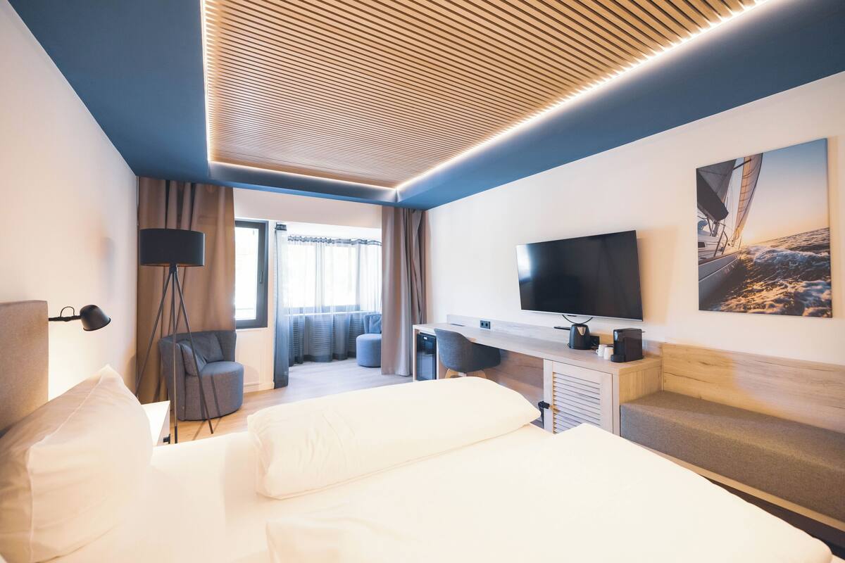 Superior Double Room, Balcony | Hypo-allergenic bedding available, in-room safe, desk, soundproofing