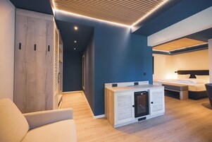 Junior Room, Balcony | Hypo-allergenic bedding, in-room safe, desk, soundproofing