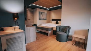 Ropa de cama hipoalergénica y caja de seguridad en la habitación
